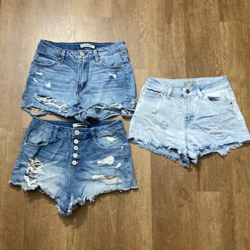 Bundle of 3 Jean shorts refuge size 4 regular size 5 or 27